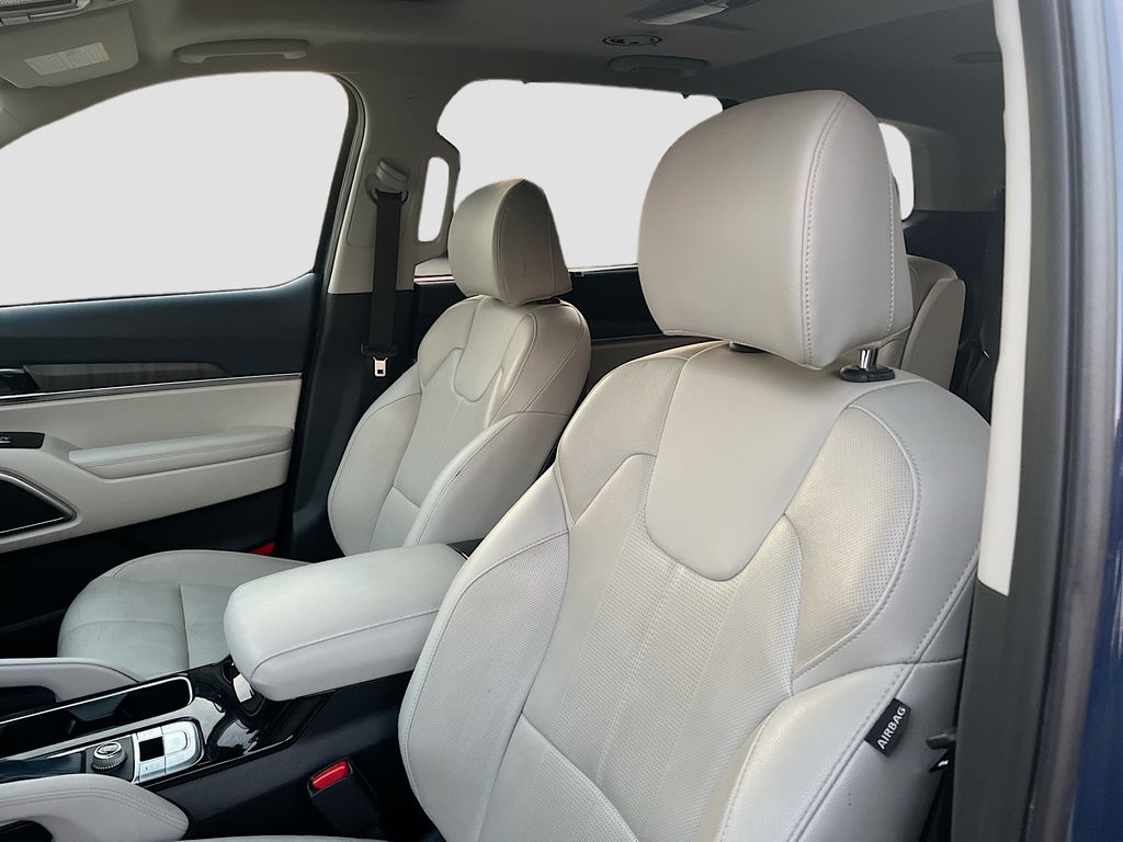 Used 2023 Black Kia EX image 22
