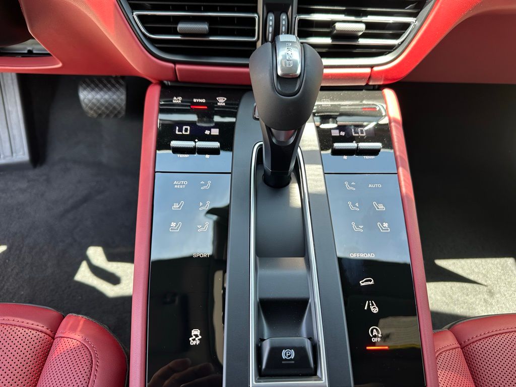 Thumbnail: 2025 Porsche Macan - 22