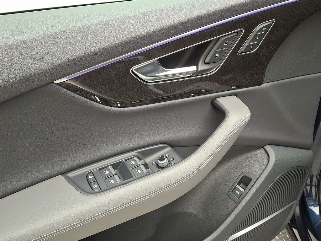 Thumbnail: 2025 Audi Q7 - 12