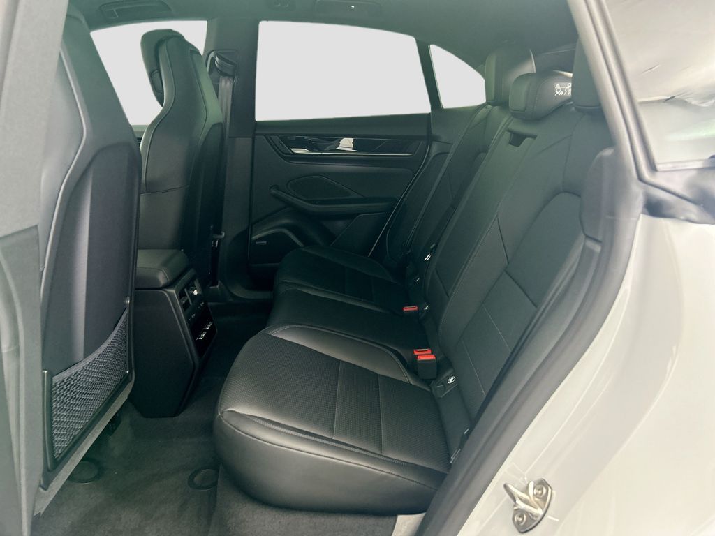 Thumbnail: 2026 Porsche Macan - 18