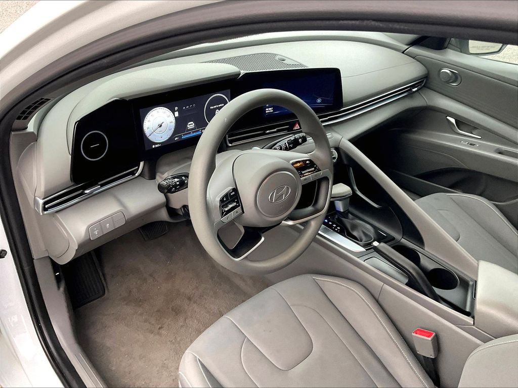 2024 Hyundai Elantra — photo 8
