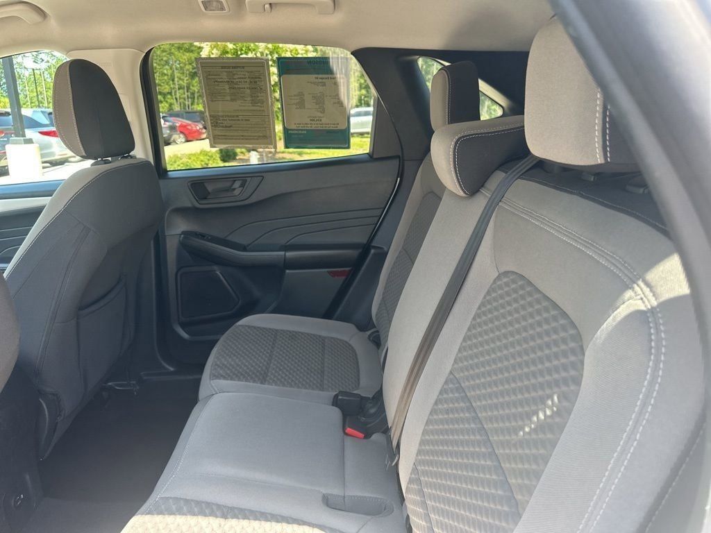 2022 Oxford White Ford Escape SE FWD SUV