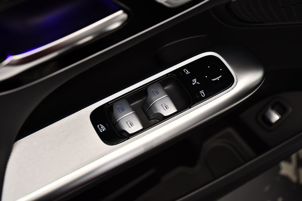 Thumbnail: 2025 Mercedes-Benz GLC - 32