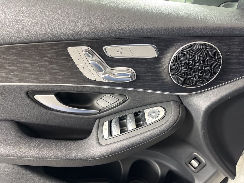 Thumbnail: 2022 Mercedes-Benz GLC - 26