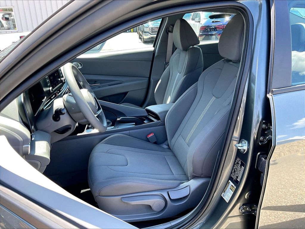 2025 Hyundai Elantra — photo 10