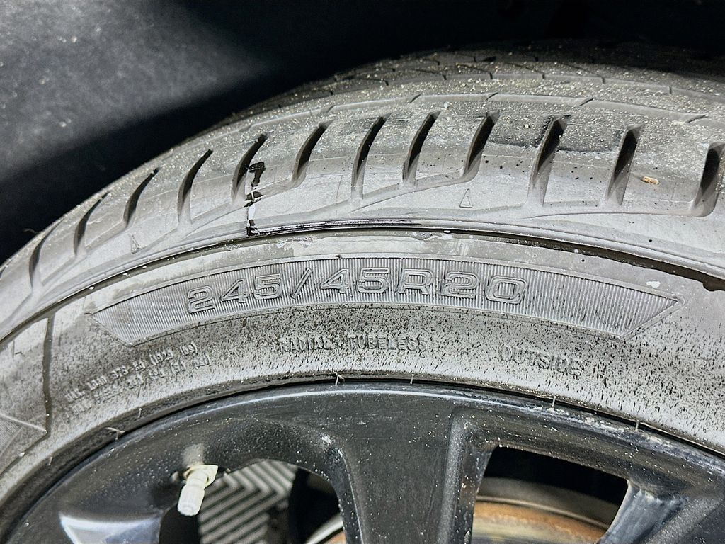 Used 2018 Black Land Rover SE image 32