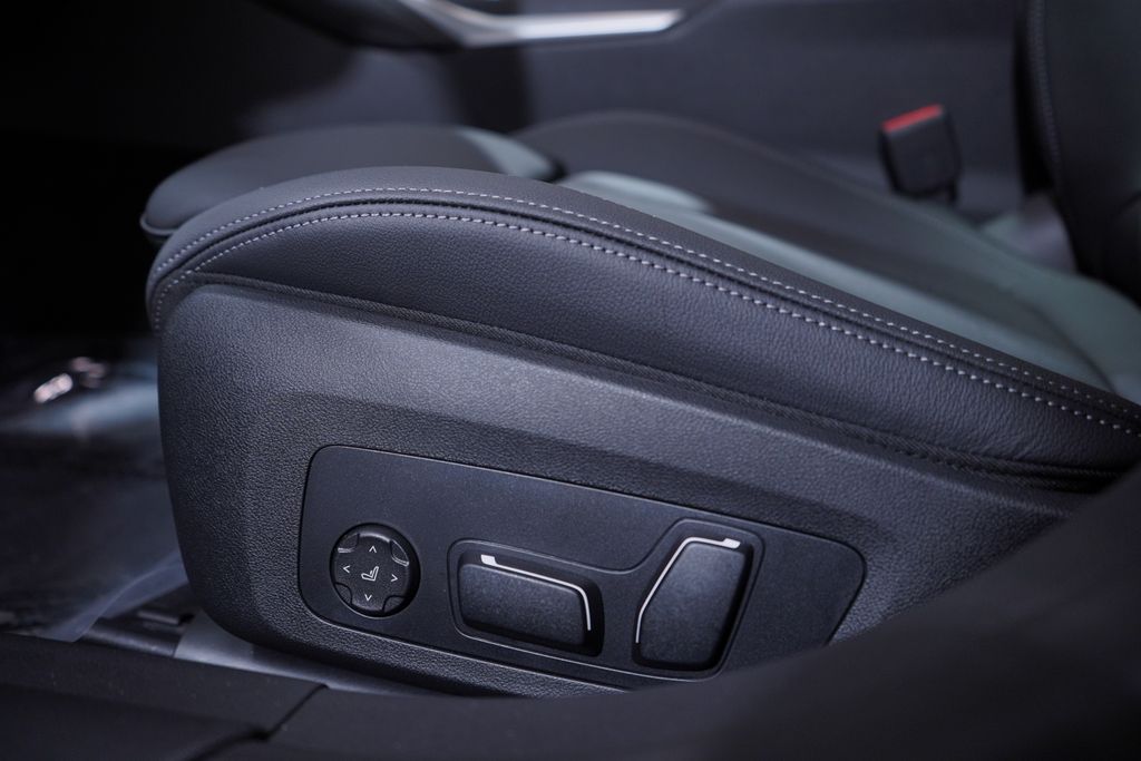 Thumbnail: 2025 BMW i4 - 12