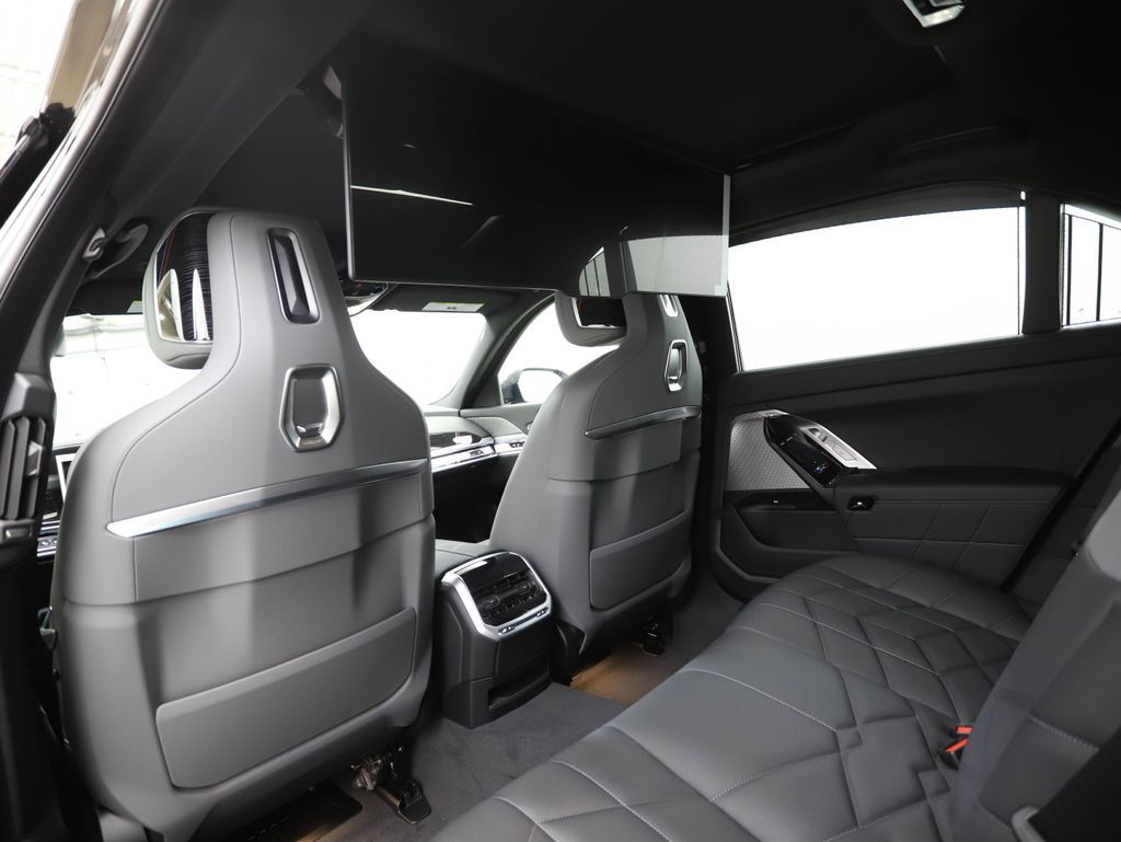 2025 BMW 7 Series 750e xDrive 19