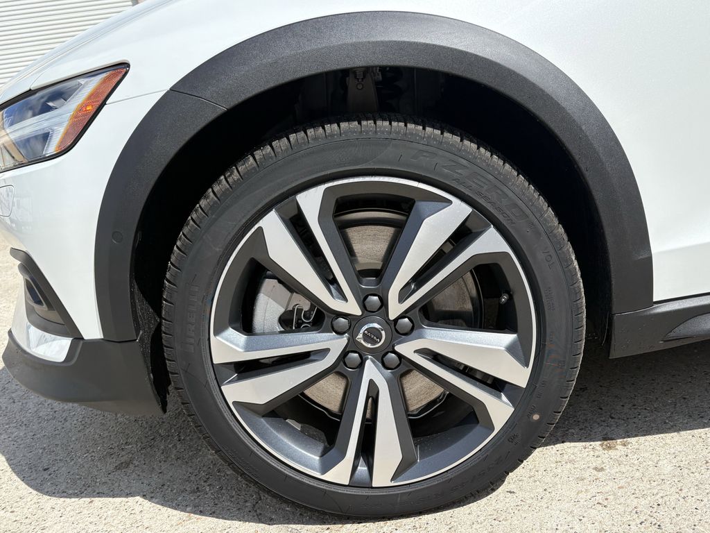 New 2026 Crystal White Volvo B5 Plus image 9