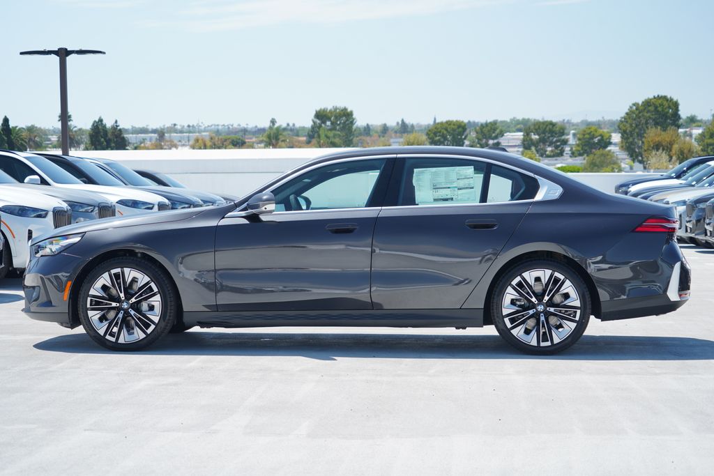 Thumbnail: 2027 BMW 5 Series - 4