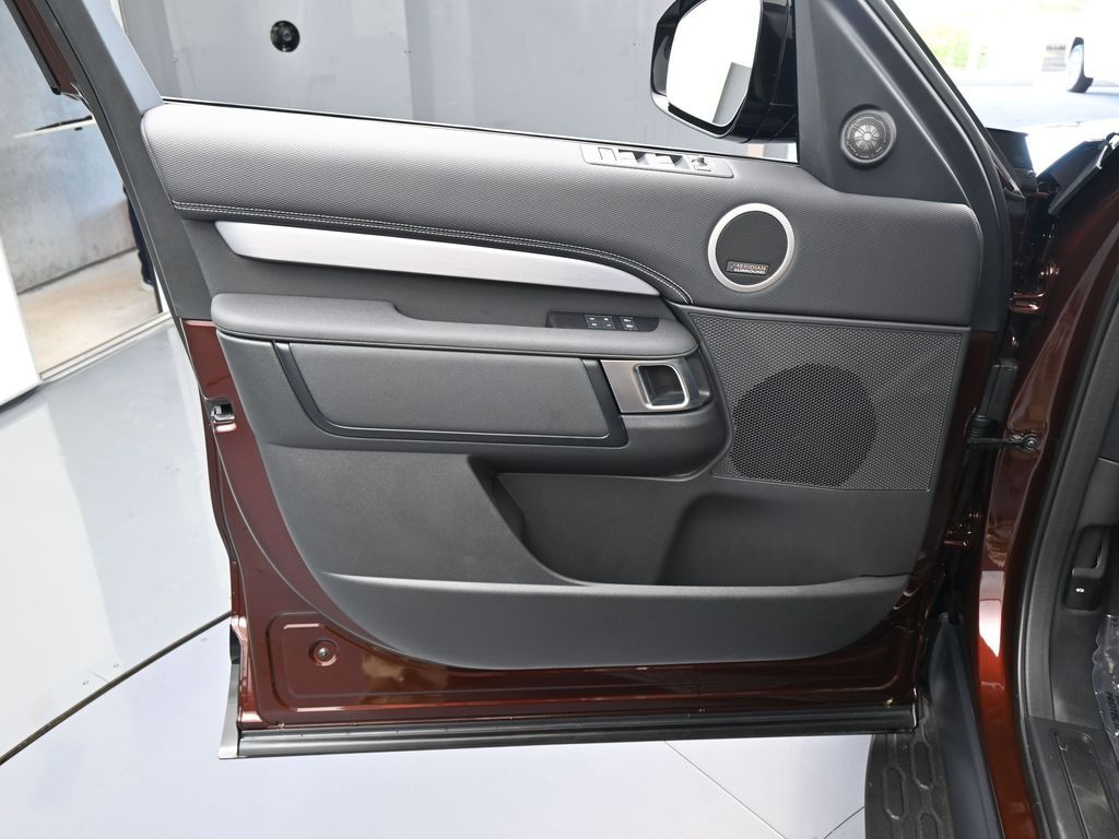 2026 Land Rover Discovery Gemini Edition - Photo 11