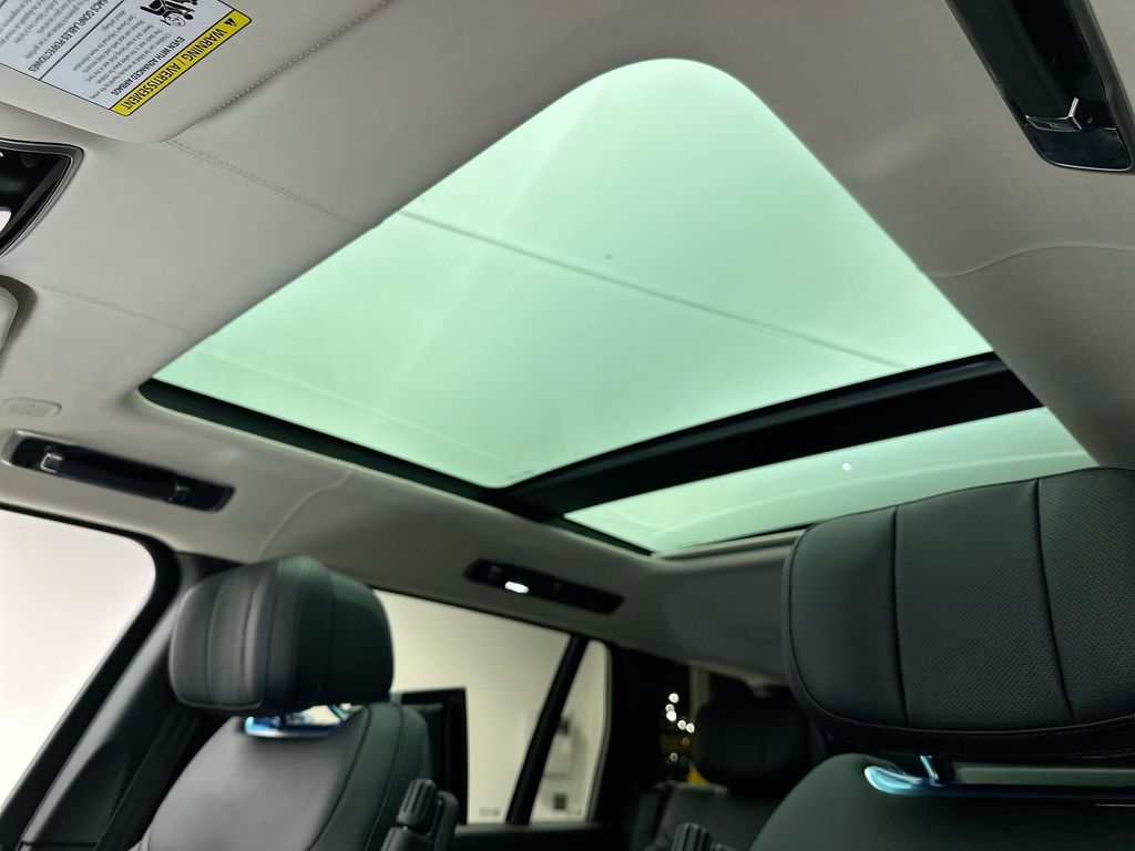 2025 Land Rover Range Rover SE 12