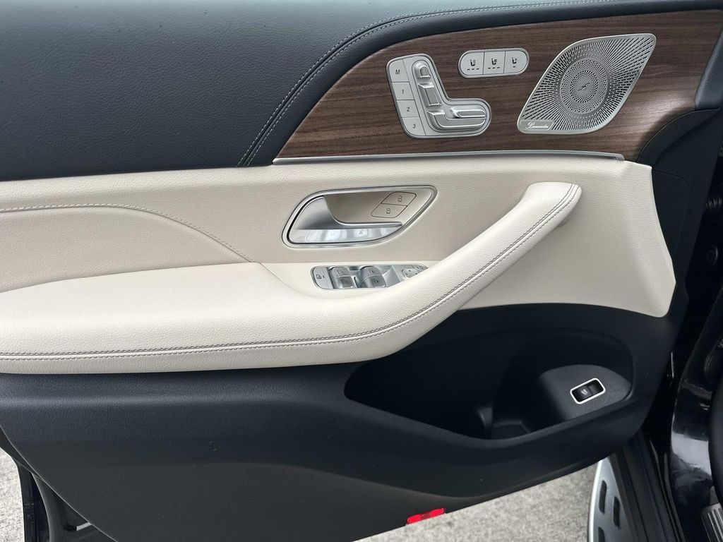 Thumbnail: 2026 Mercedes-Benz GLE - 10