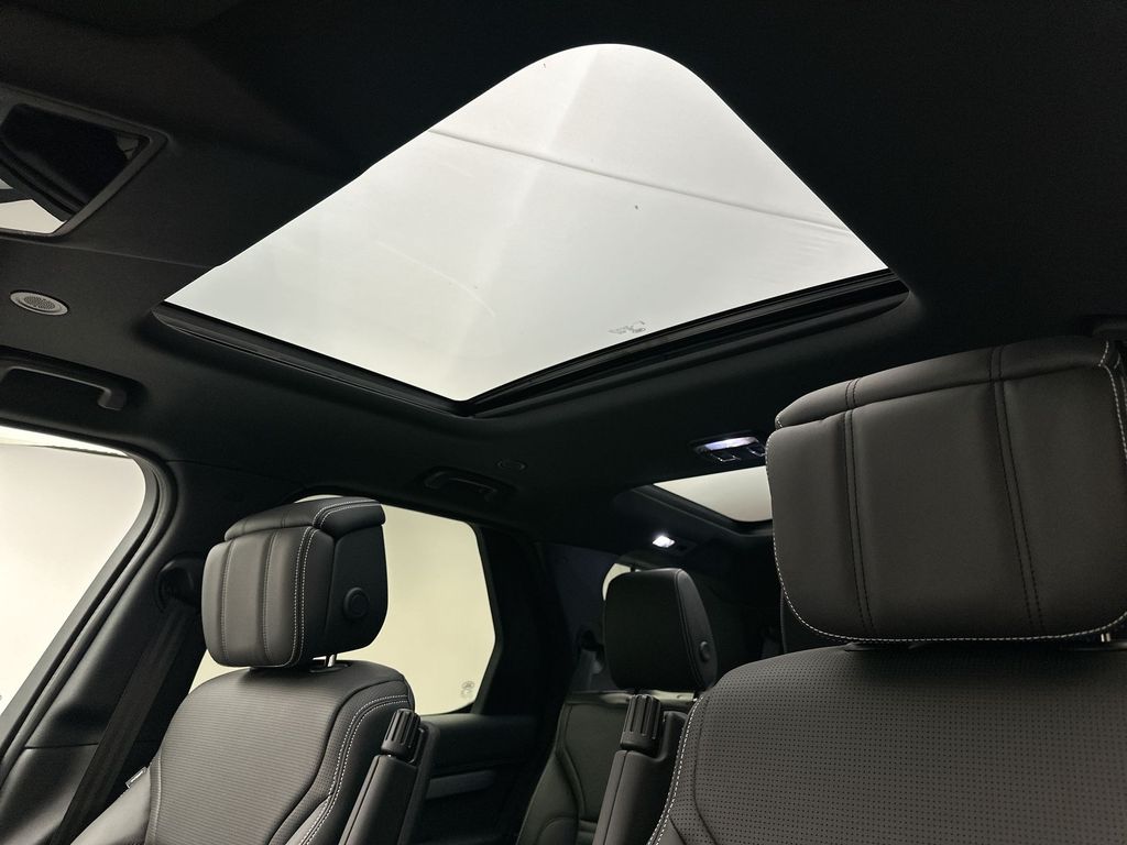 Thumbnail: 2025 Land Rover Discovery - 10