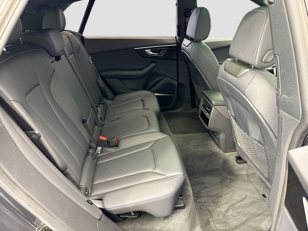 Thumbnail: 2025 Audi Q8 - 21