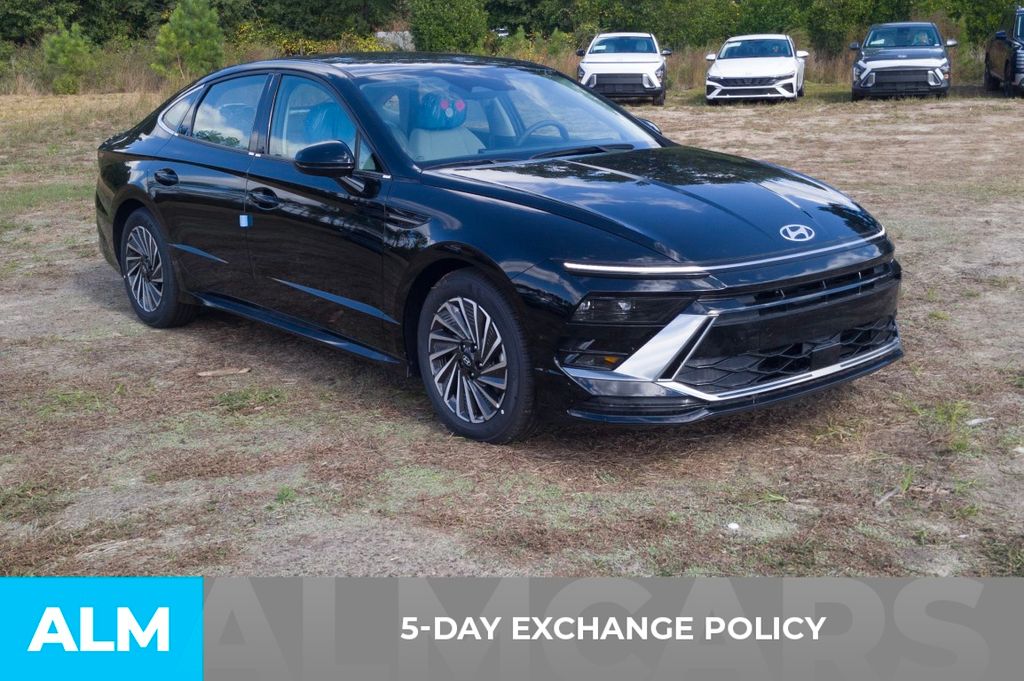 Used 2025 Black Hyundai SEL image 3