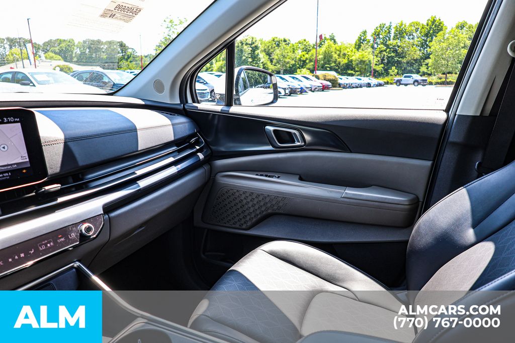 Used 2025 White Kia LXS image 46