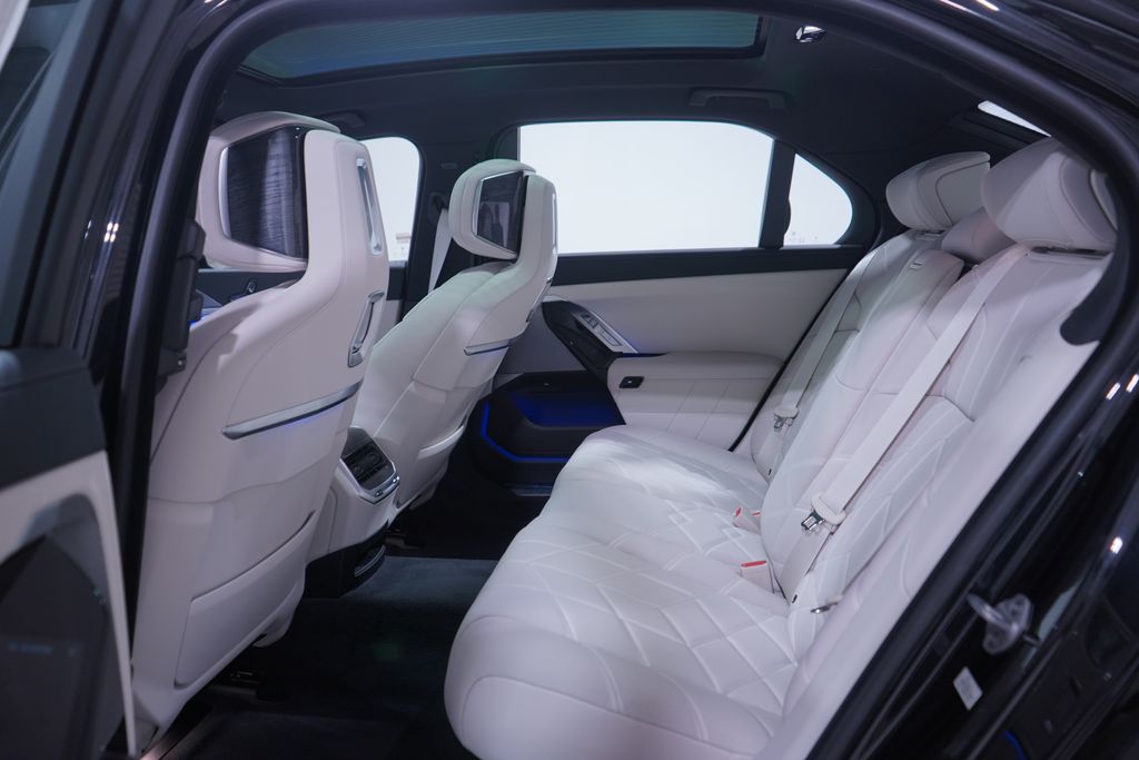 Thumbnail: 2026 BMW i7 - 9