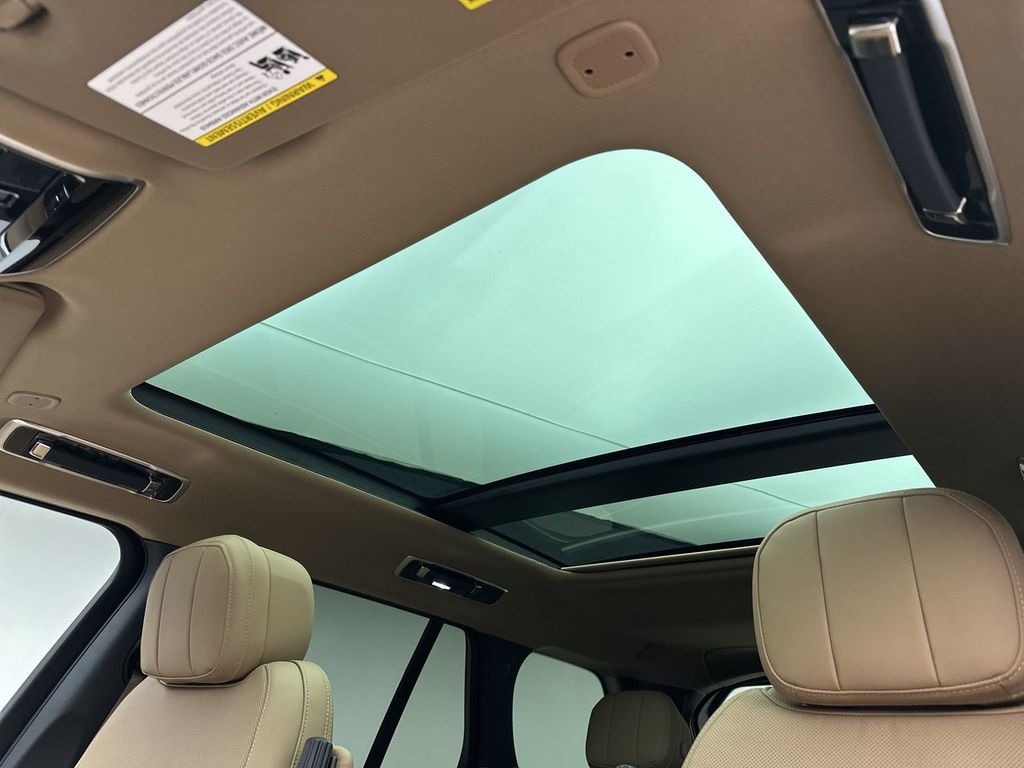 2023 Land Rover Range Rover SE 16
