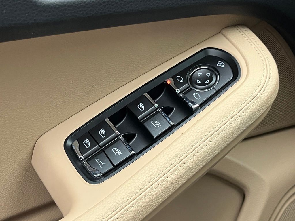 Thumbnail: 2025 Porsche Macan - 26