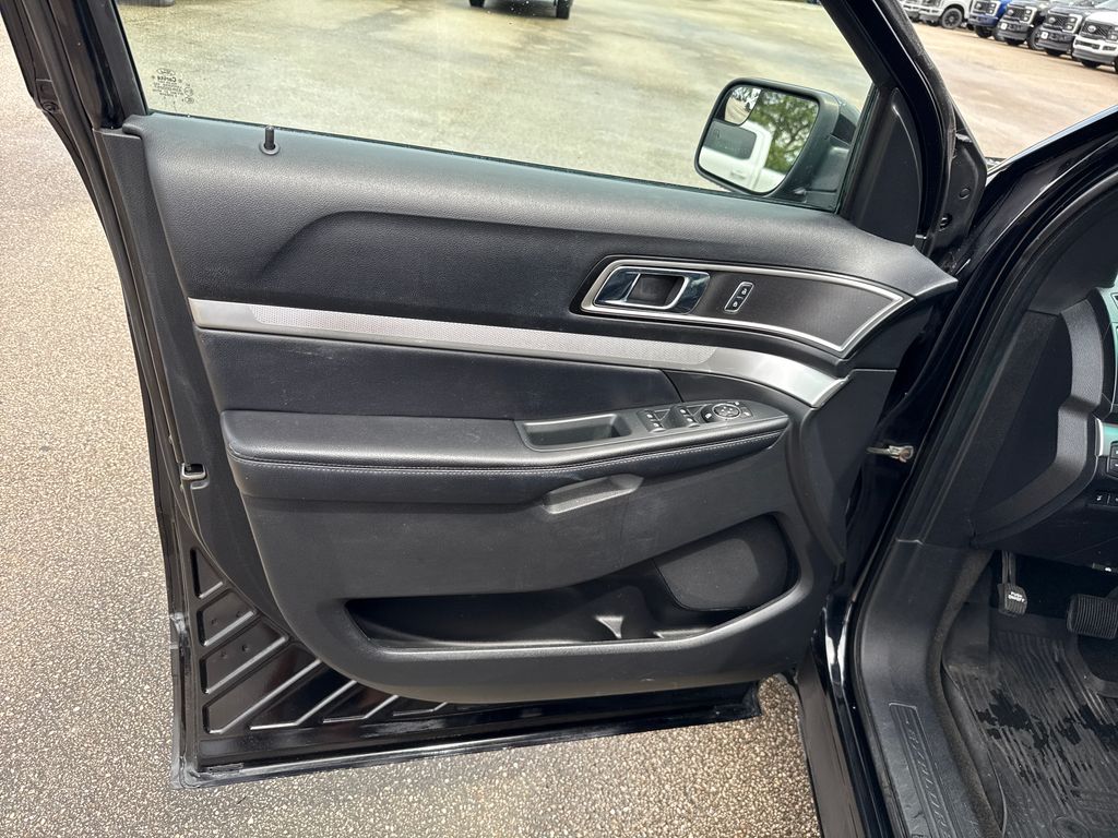 2016 Ford Explorer XLT photo 9