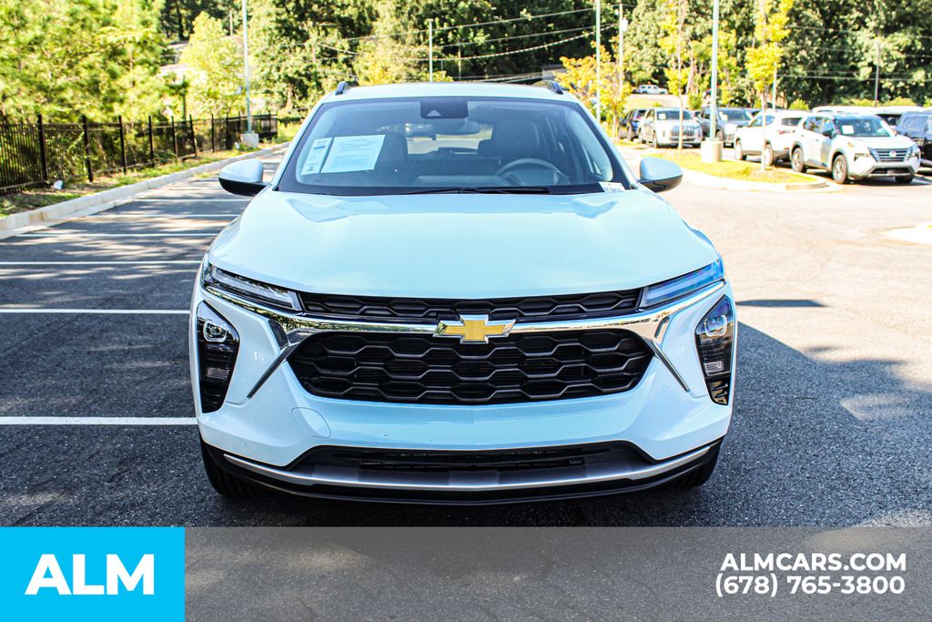 Used 2025 White Chevrolet LT image 9