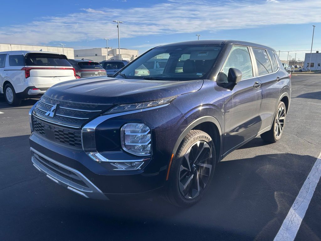 2023 Mitsubishi Outlander SE Special Edition 2