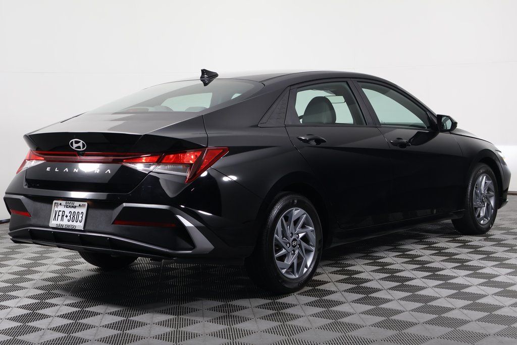 Thumbnail: 2024 Hyundai Elantra - 4