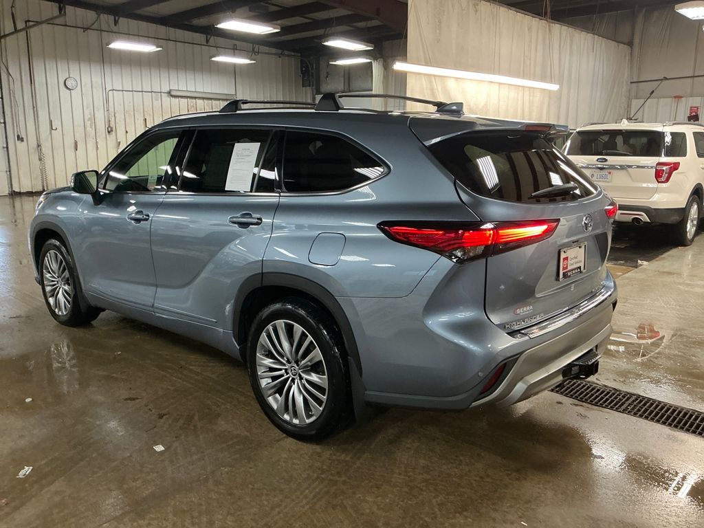 Used 2022  Toyota Platinum image 3