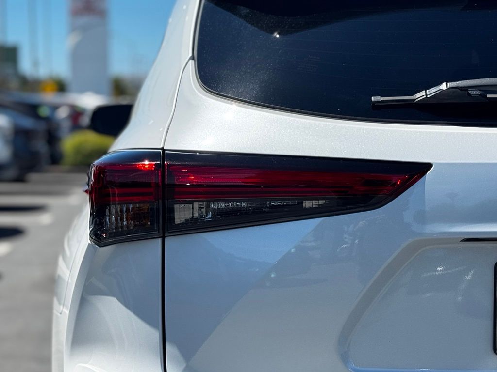 Used 2022 Toyota Highlander Hybrid SUV