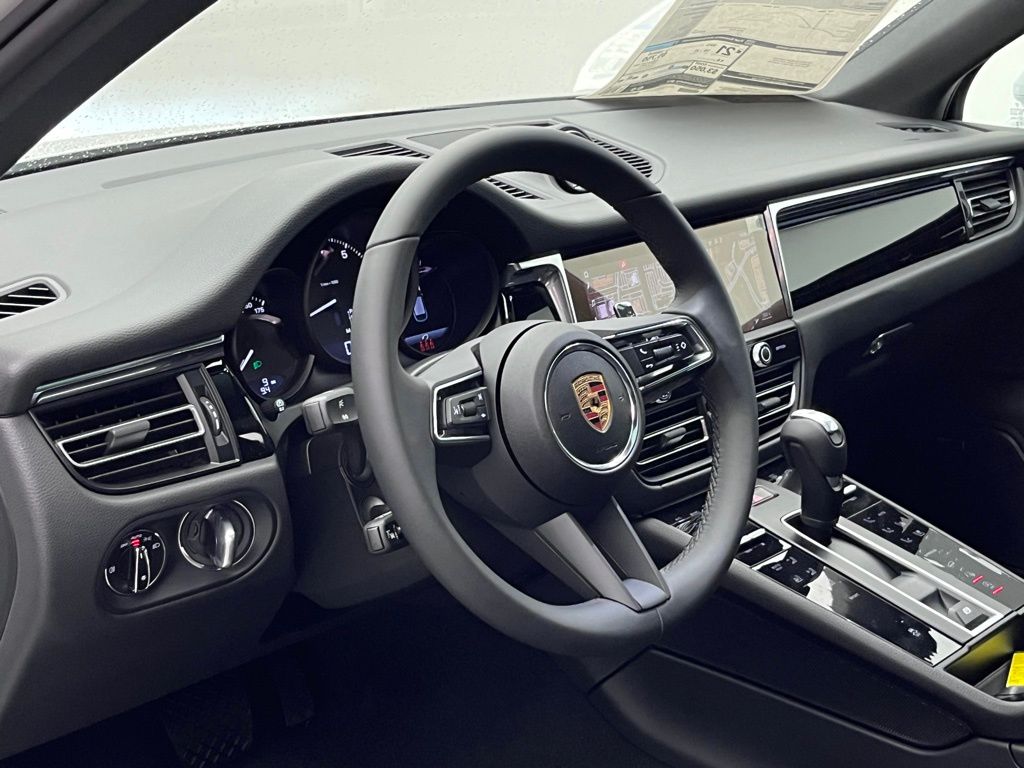 2025 Porsche Macan  4