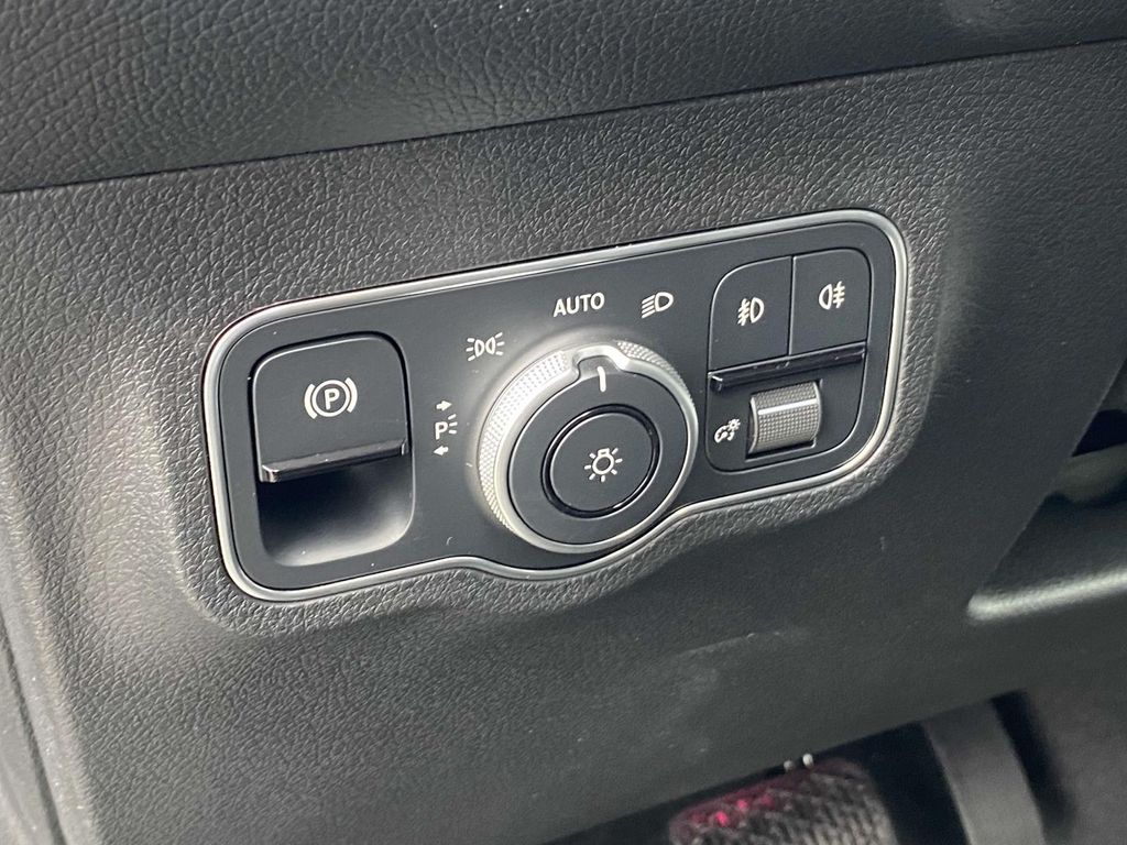 Thumbnail: 2025 Mercedes-Benz GLB - 18