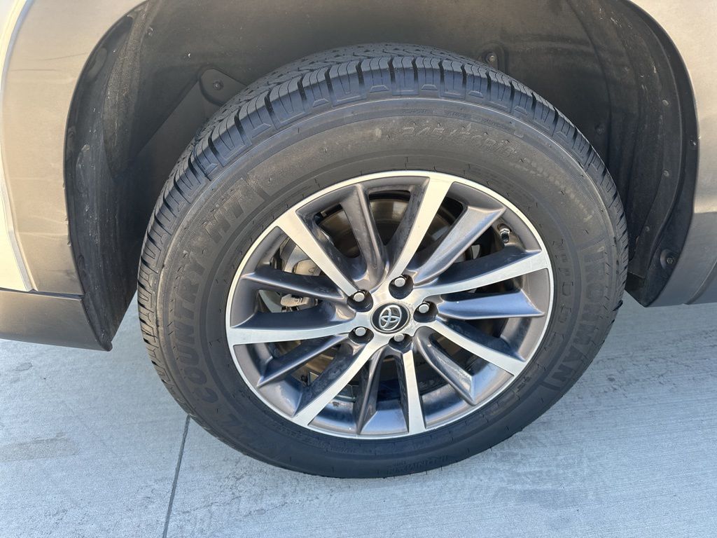 2019 Celestial Silver Metallic Toyota Highlander XLE FWD SUV