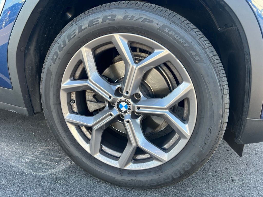 Used 2022 Blue BMW sDrive30i image 4