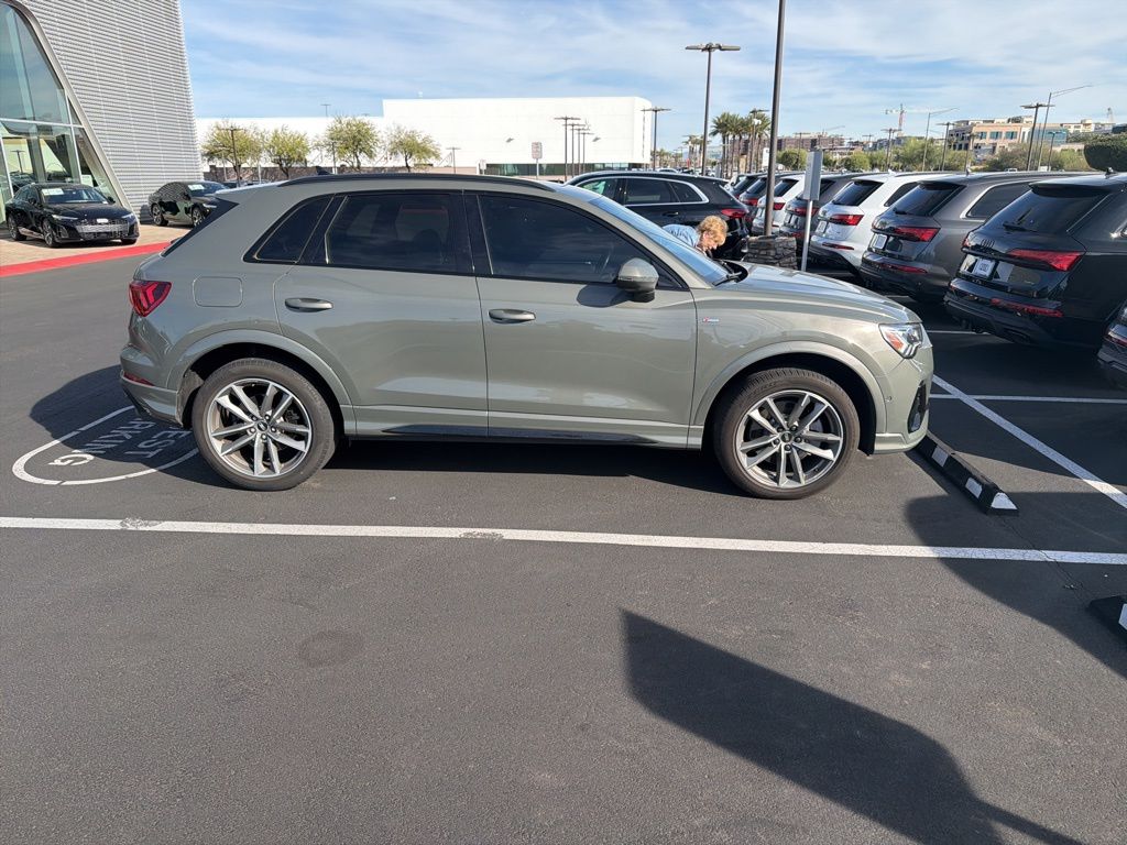 Thumbnail: 2021 Audi Q3 - 4