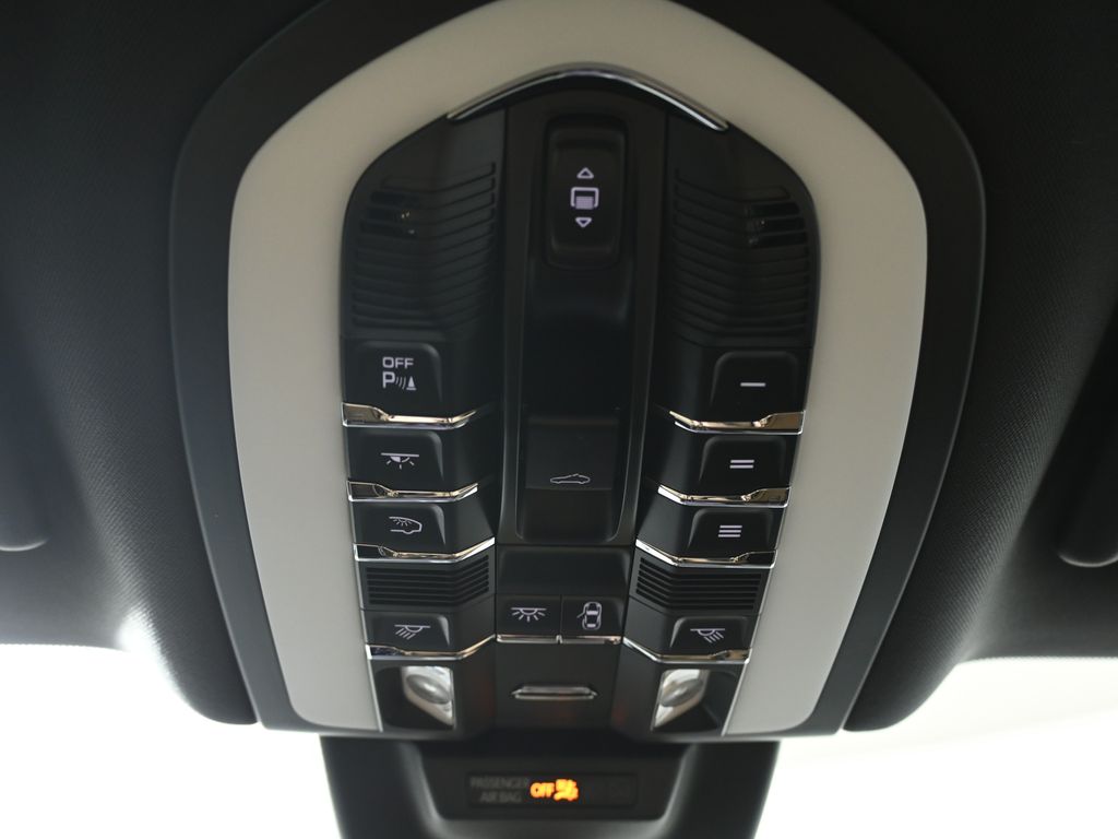 Thumbnail: 2025 Porsche Macan - 21