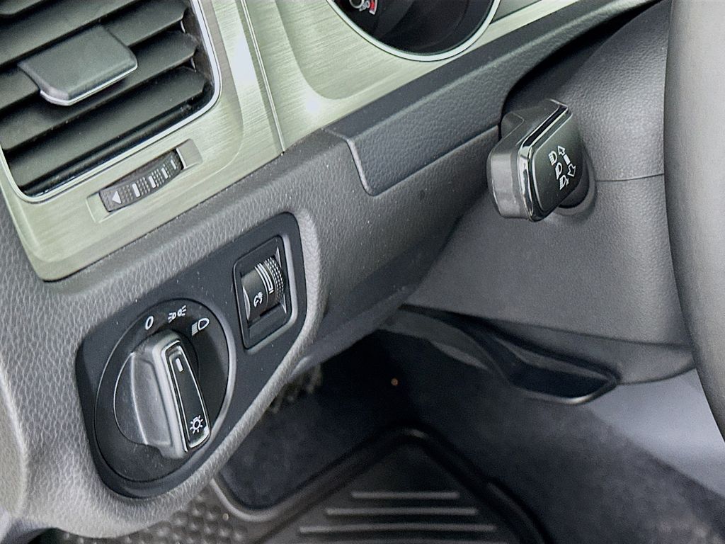 Thumbnail: 2016 Volkswagen Golf - 10