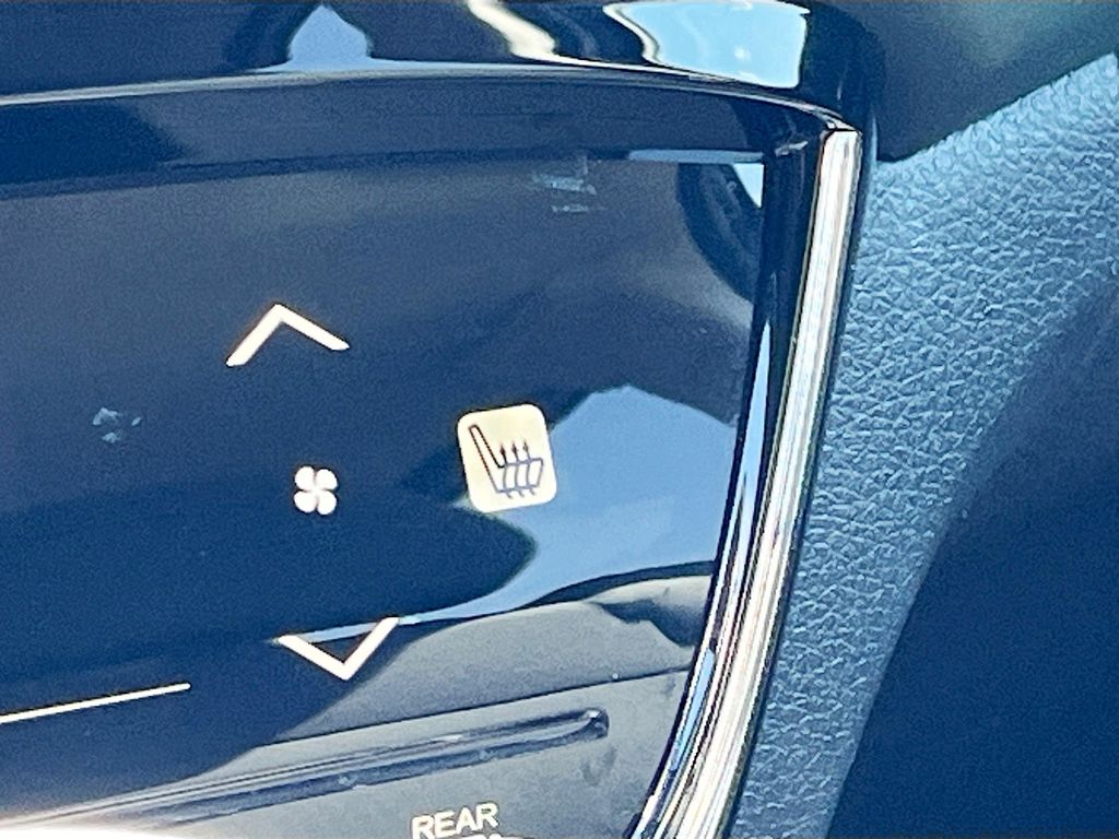 Used 2022 White Honda EX image 19