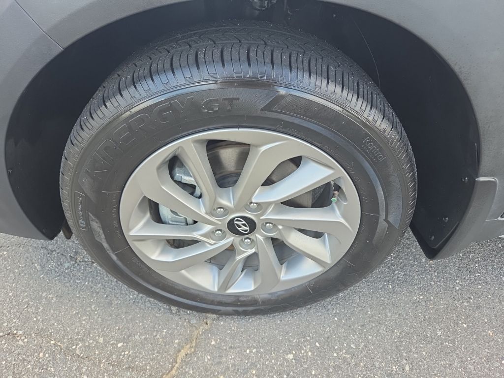Used 2017 Silver Hyundai SE Plus image 12