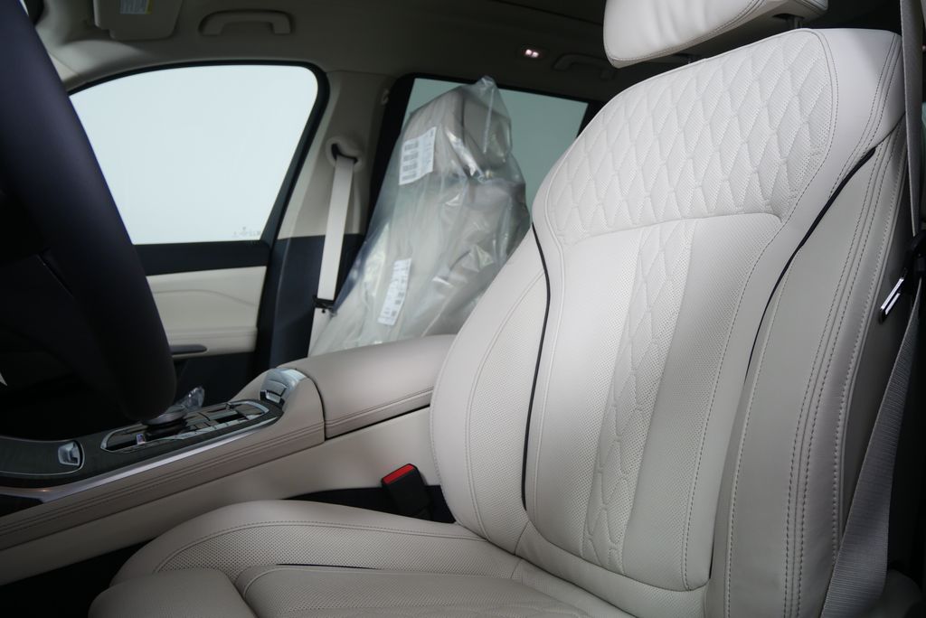Thumbnail: 2026 BMW X7 - 10