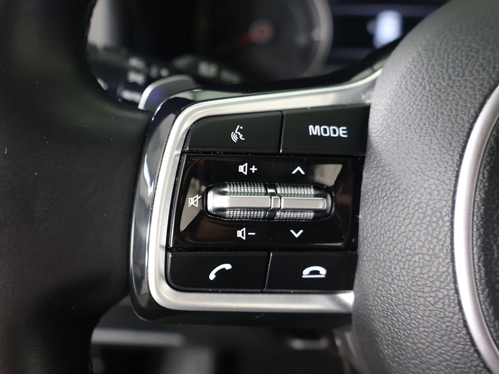 Used 2022 White Kia EX image 46
