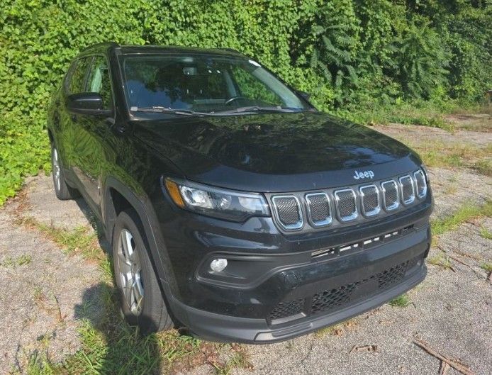 Certified Used 2022 Diamond Black Crystal Pearlcoat Jeep Latitude image 2