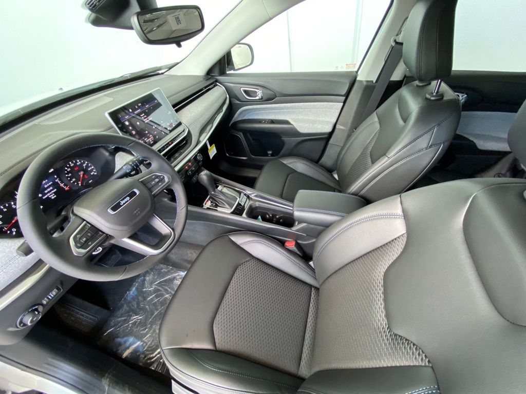 New 2022 Bright White Clearcoat Jeep Latitude image 30