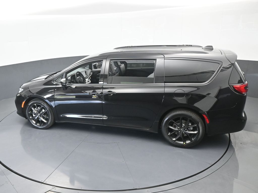 New 2026 Diamond Black Crystal Pearlcoat Chrysler Select image 51