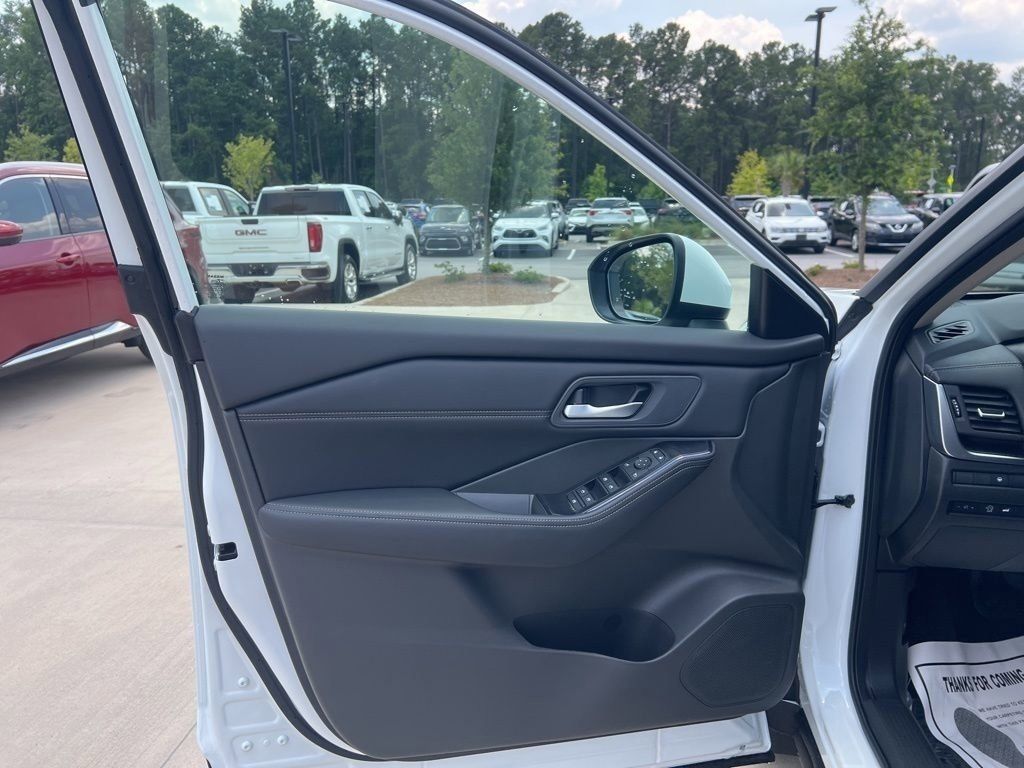 2025 Everest White Pearl Nissan Rogue SV FWD SUV