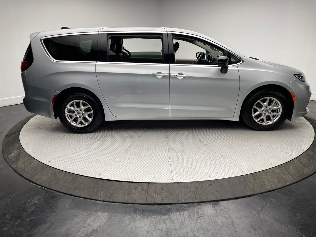 Thumbnail: 2024 Chrysler Pacifica - 4