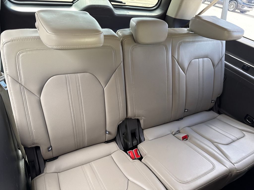 2021 Star White Metallic Tri-Coat Ford Expedition Max Limited RWD SUV