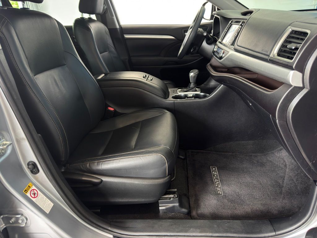 2015 Toyota Highlander XLE V6 Silver at Autostrade