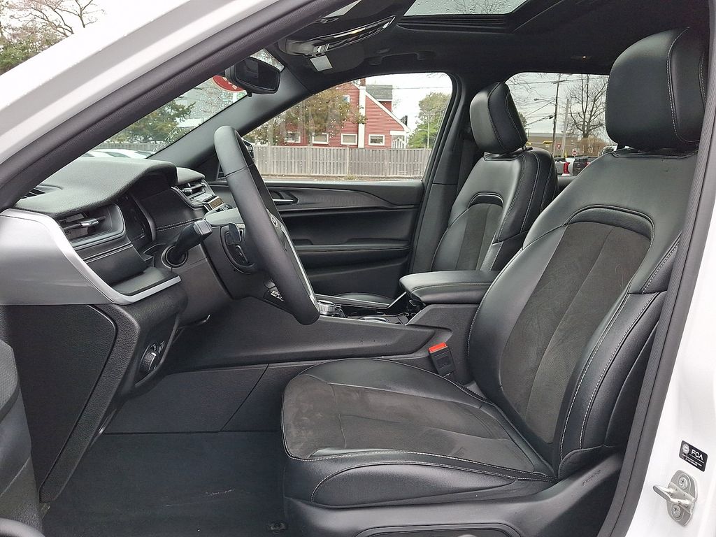 Thumbnail: 2023 Jeep Grand Cherokee - 14