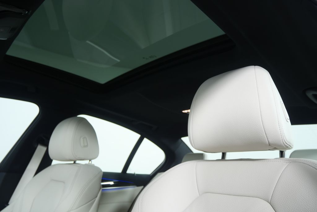 Thumbnail: 2023 BMW 5 Series - 12